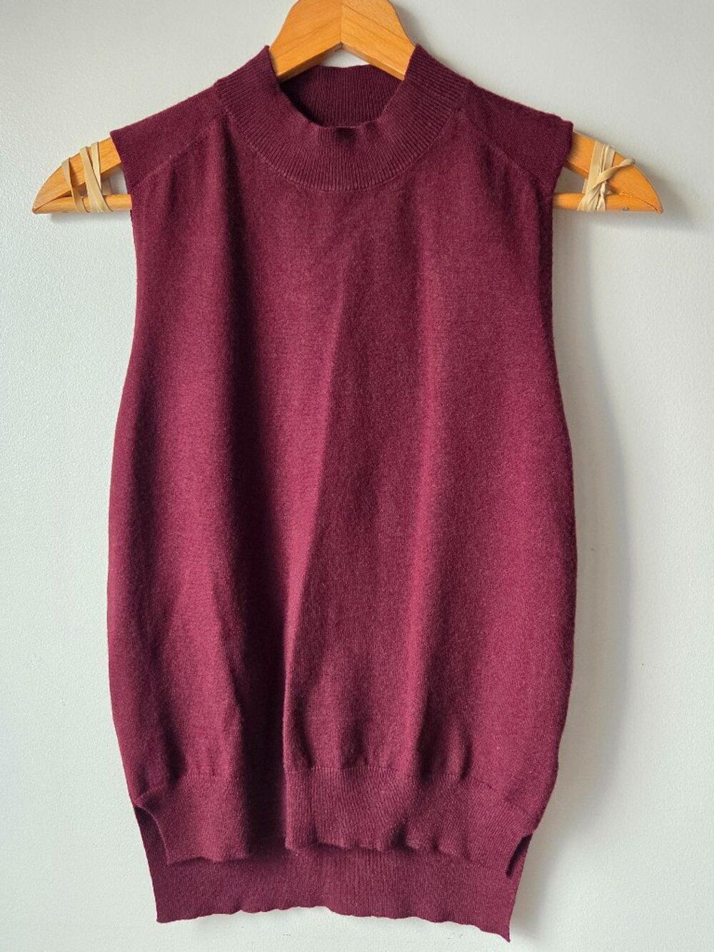 EUC LA MIEL MOCK NECK MAROON SLEEVELESS SWEATER TOP SIZE SMALL
